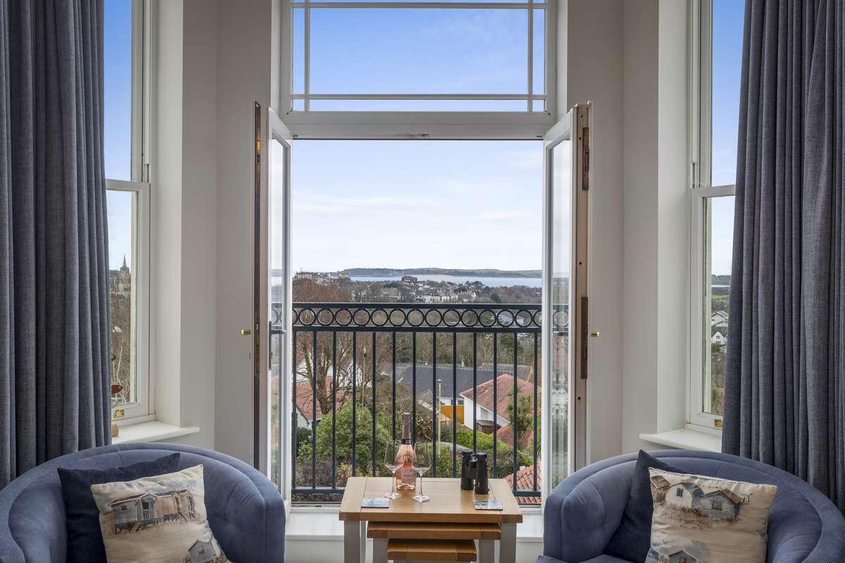 10 Mansion House - Swimming Pool, Sea Views, Gym, Tenby