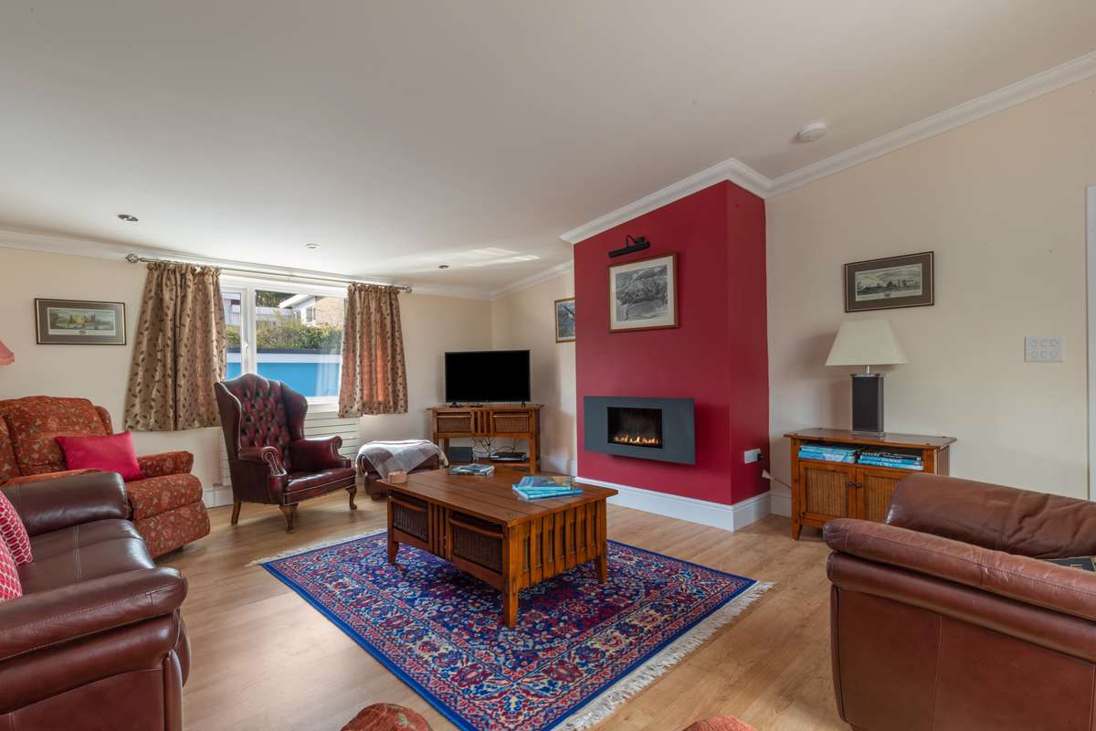 Sunningdale - Beach House, Sea Views, Parking