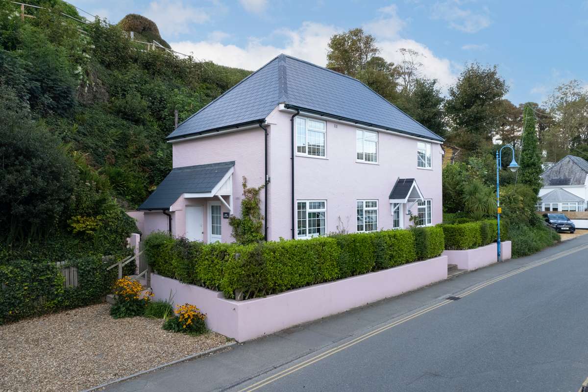 Ruby Cottage - Beachside Cottage with Views