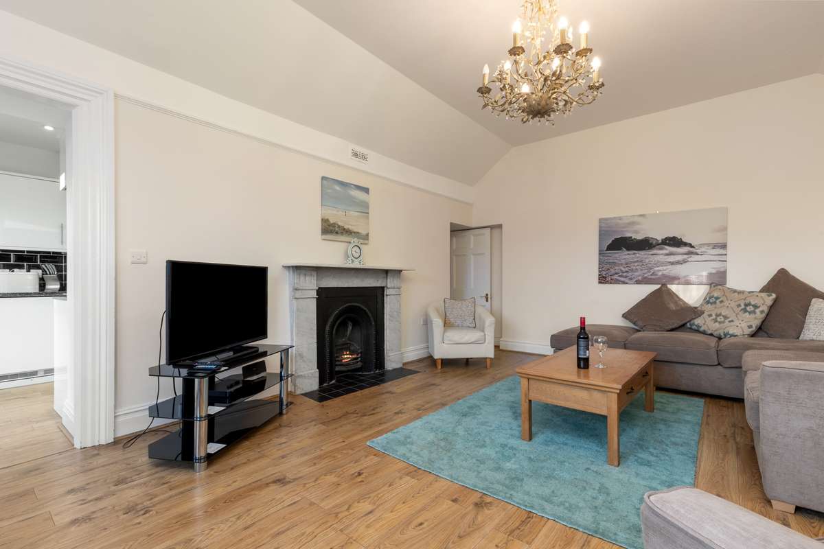 Apartment 4 St Mary's House - Tenby Apartment with Parking