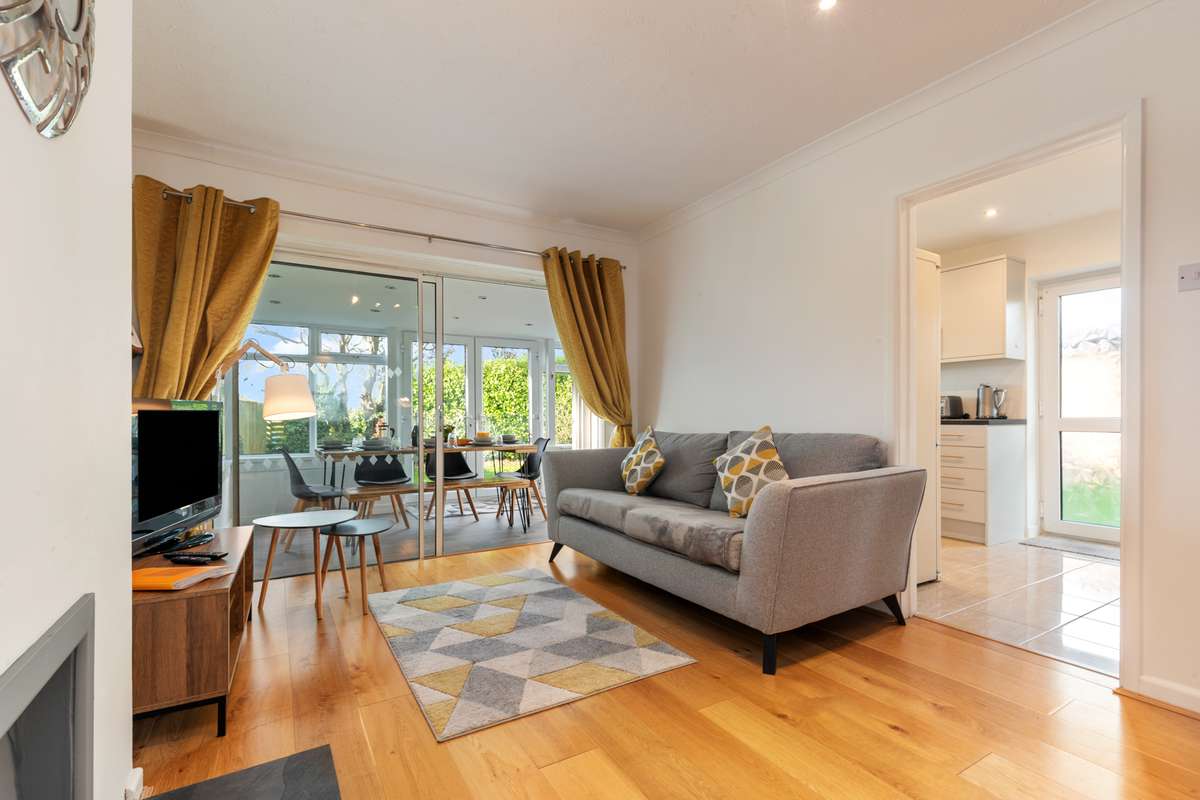 Ty Gwyn - Cottage with Hot Tub, Parking, Dog Friendly