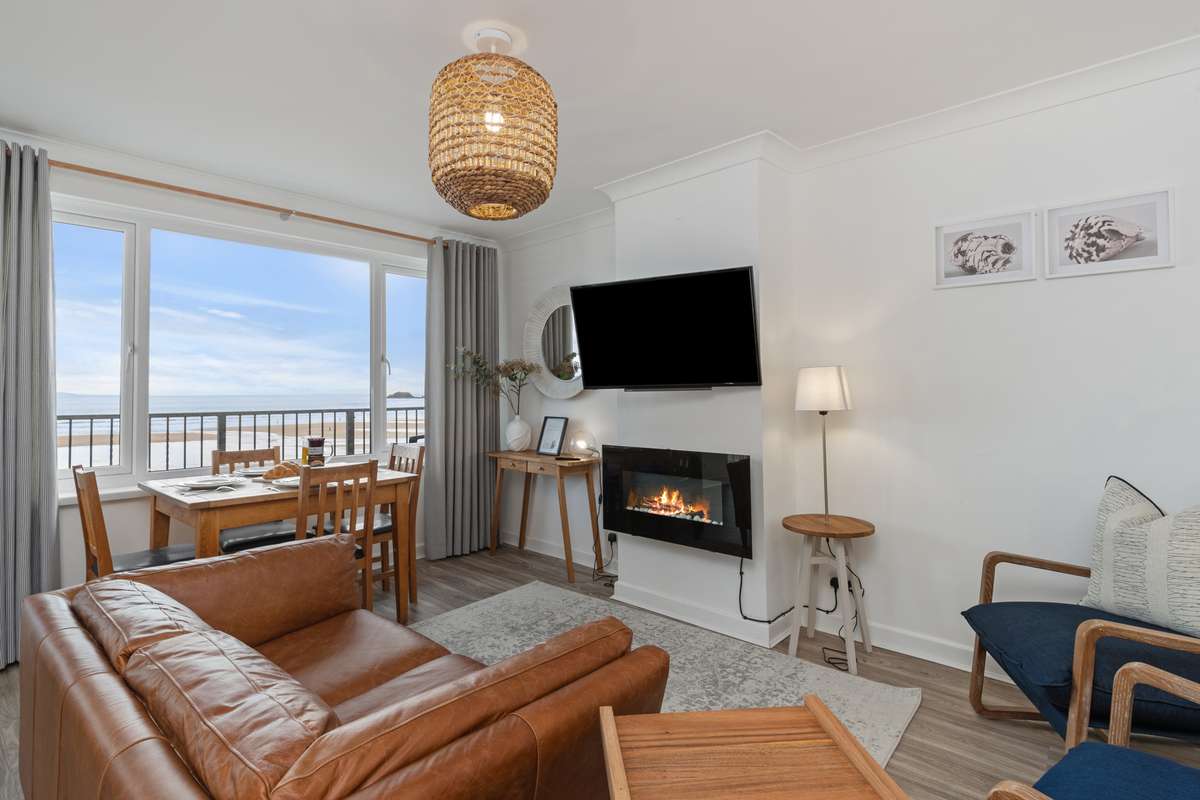 Sea Urchins Apartment - Sea front apartment with views, pet friendly