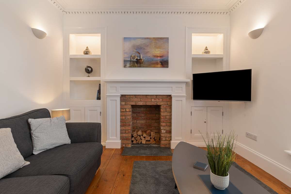 Falcon House - Charming Cottage, Central Location