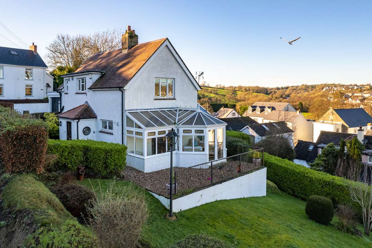 Four Oaks - Sea Views, Parking, Enclosed Garden, Dog Friendly
