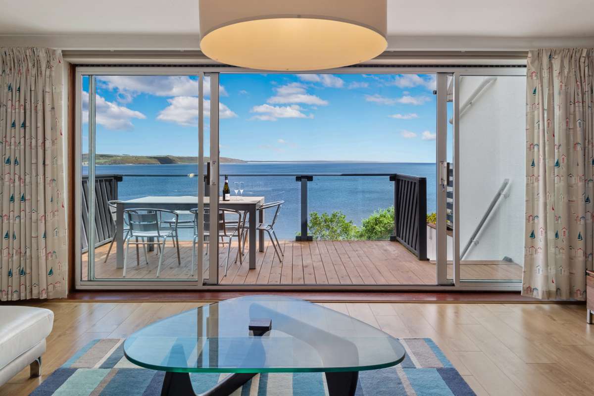 Cystanog Fach - Spectacular Sea Views, Balconies, Parking
