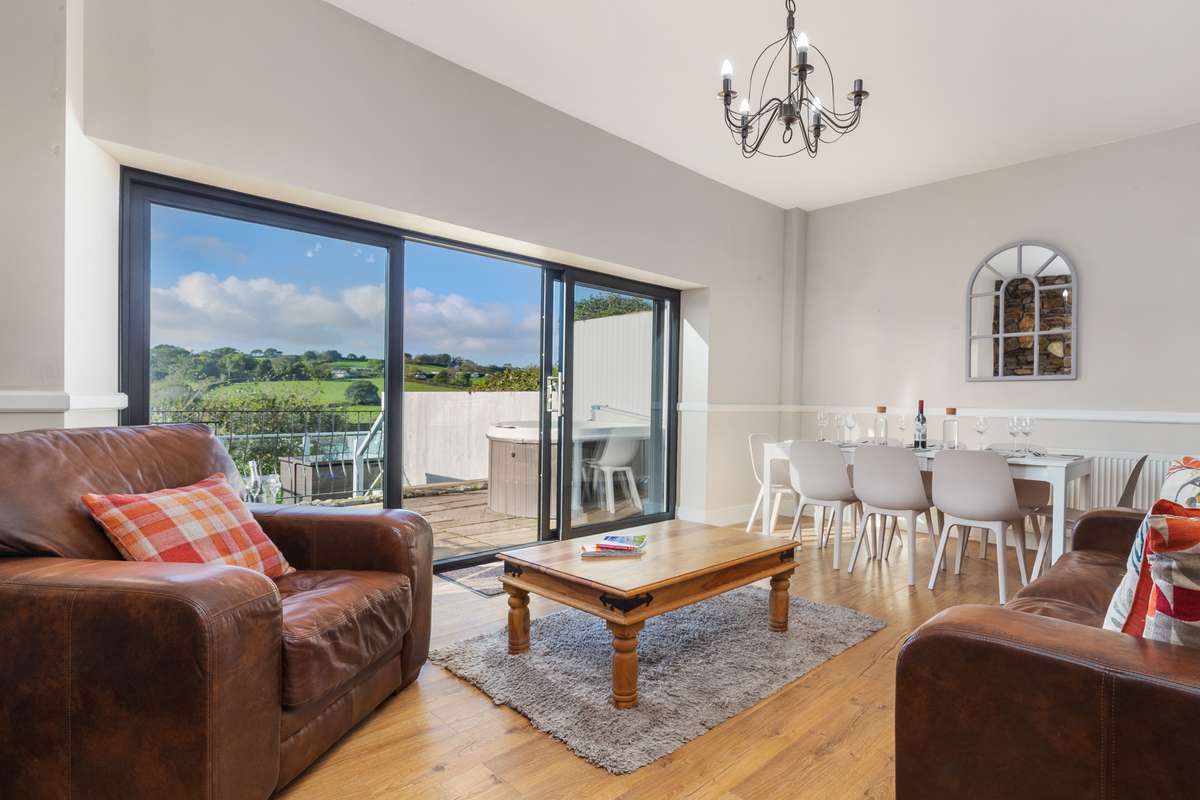 Cartref - Beautiful Cottage, Hot Tub, Countryside Views