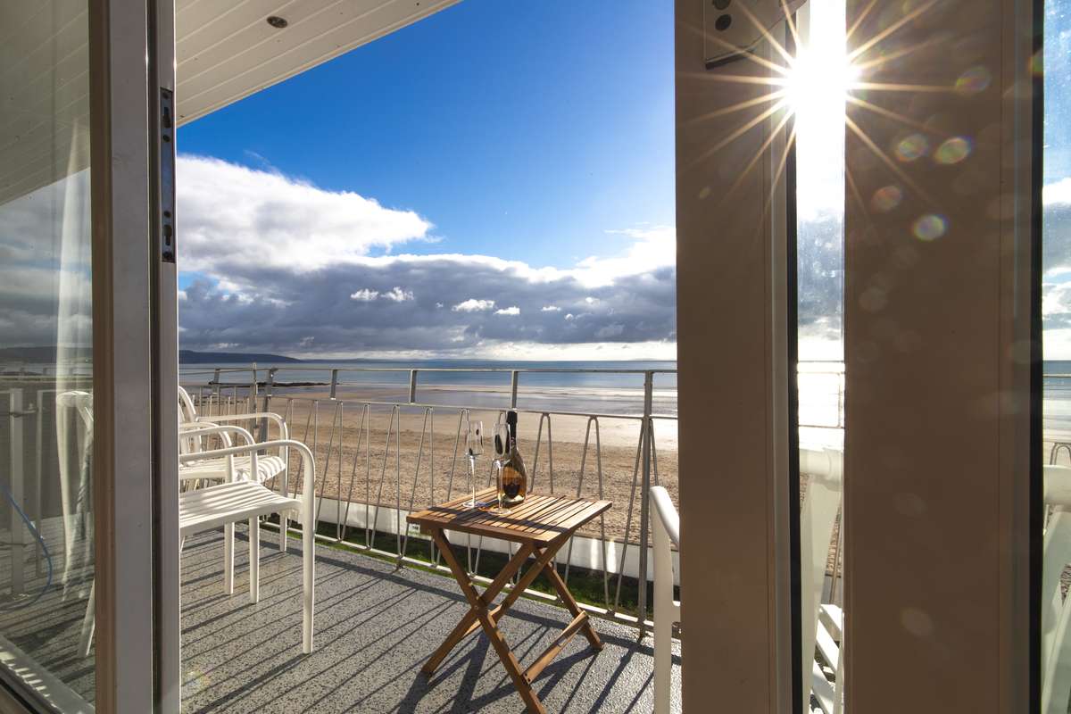 4 Strandways - Sea Views, Parking, Beach Access