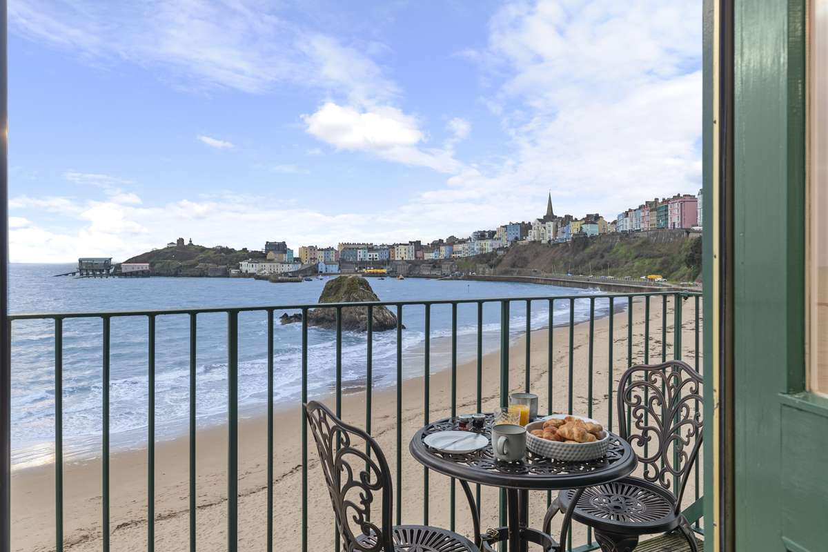 5 Sunny Cove - Direct Beach Access, Sea Views