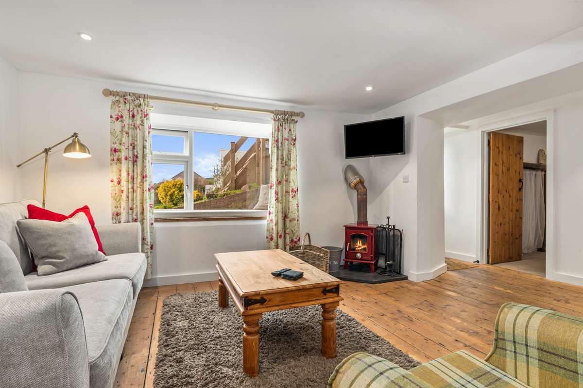 The Cwtch Apartment - Sea Views, Walk to Beach