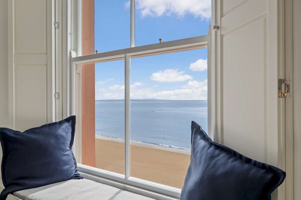 8 Paragon Court - Penthouse, Sea Views