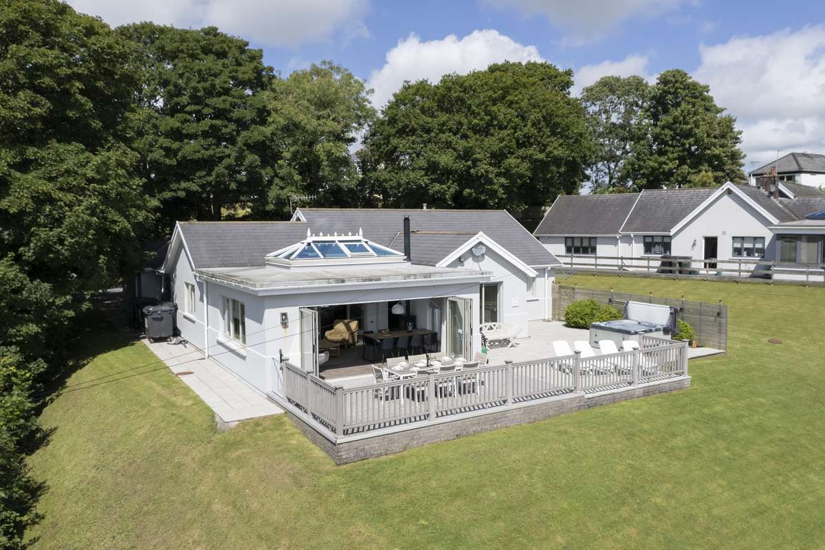 Amber Cottage - Hot Tub, Sea Views and Log Burner
