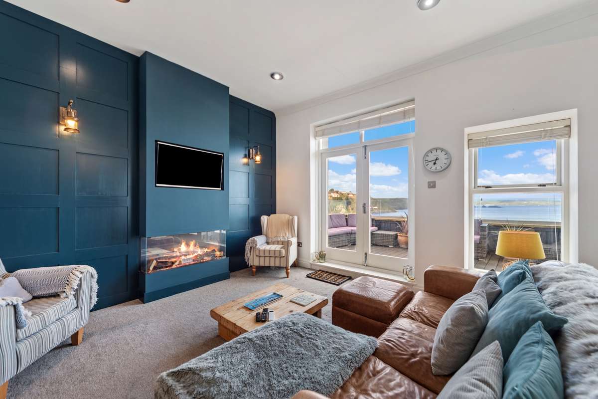 Royal Victoria Court 11 - Sea View Apartment