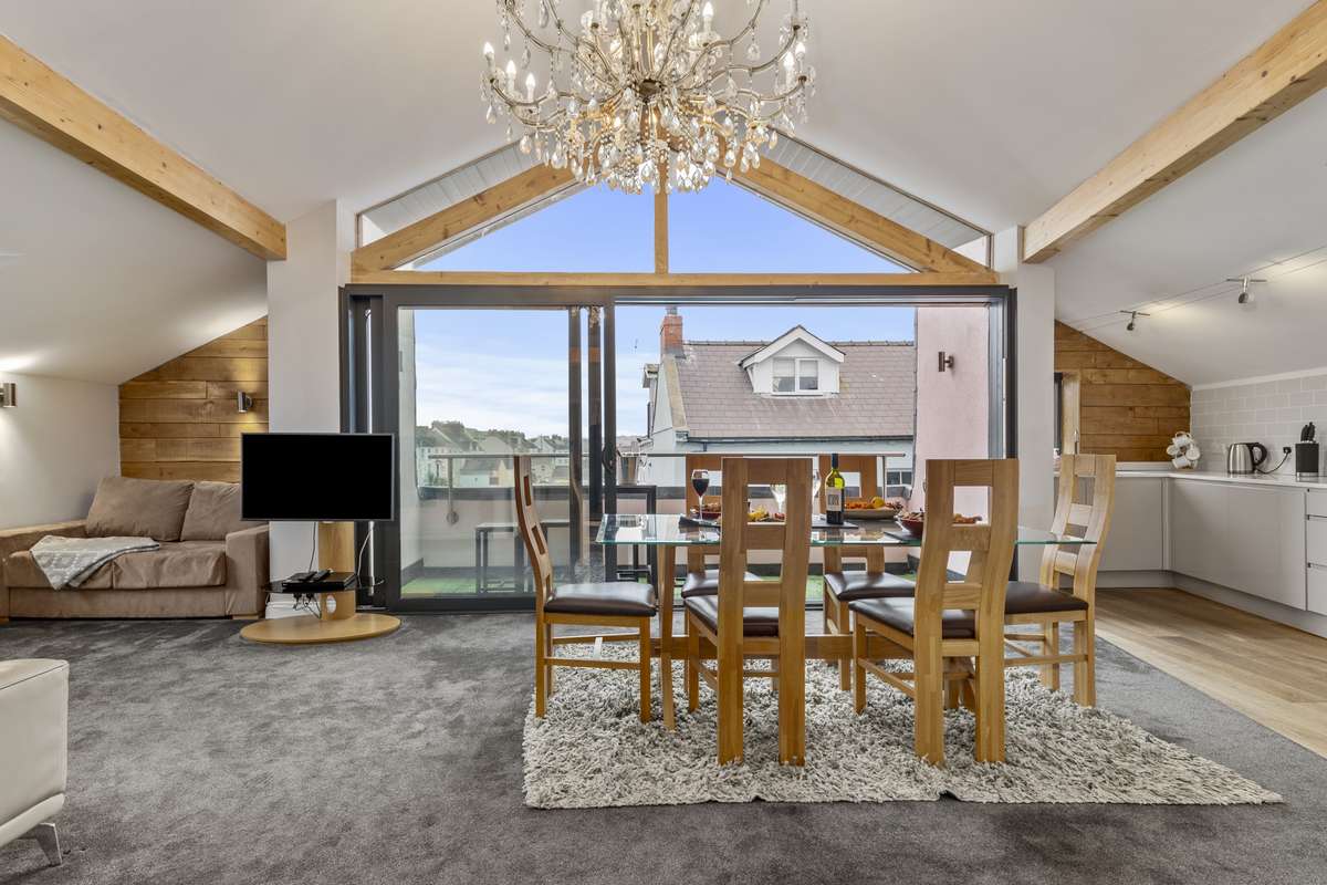 Billycan Penthouse - Tenby town, close to beaches and shops