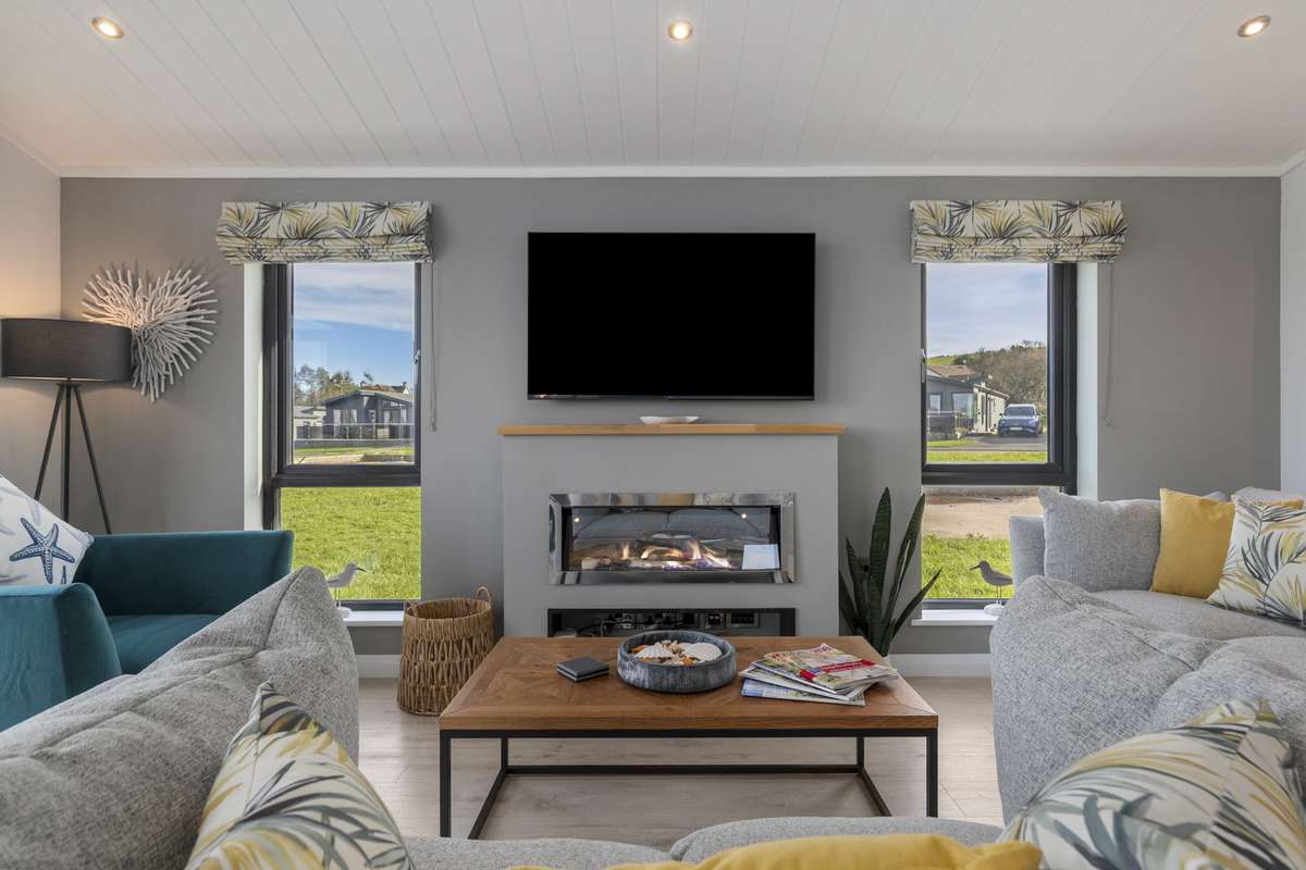 Bryn Hafod - Luxury Lodge, Hot Tub, Walk to Beach