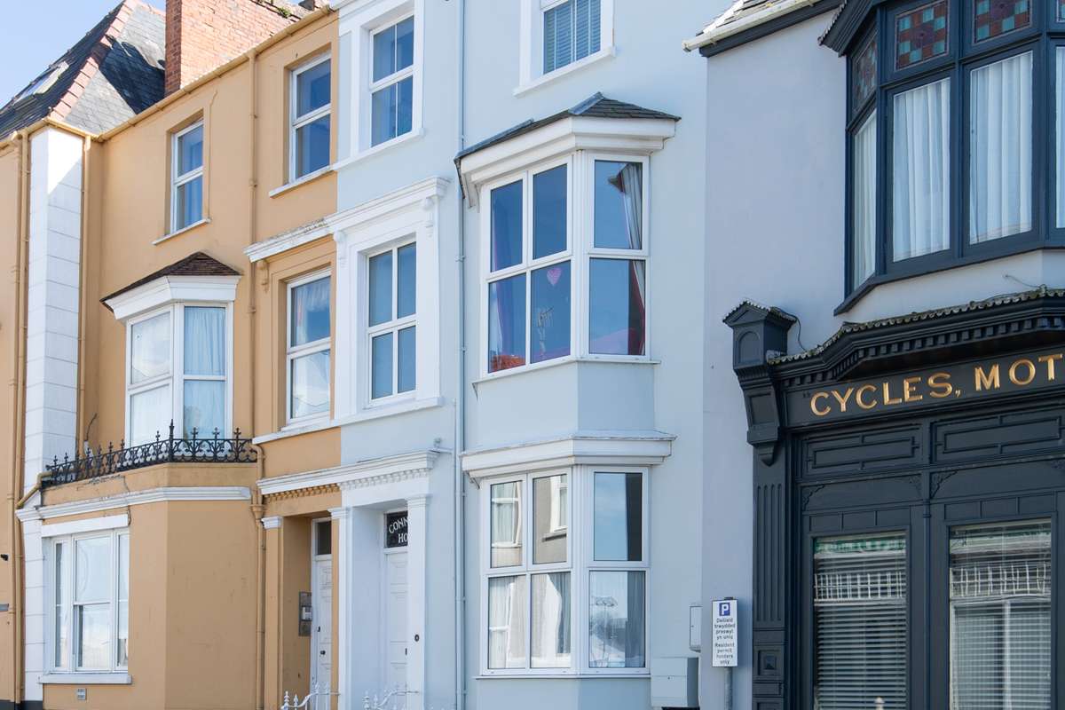 Connaught House - Central location, near the beach