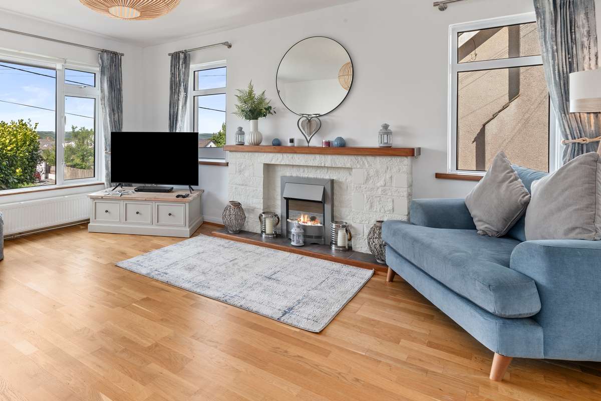 Glynmar - Sea glimpses, hot tub, pool table, parking