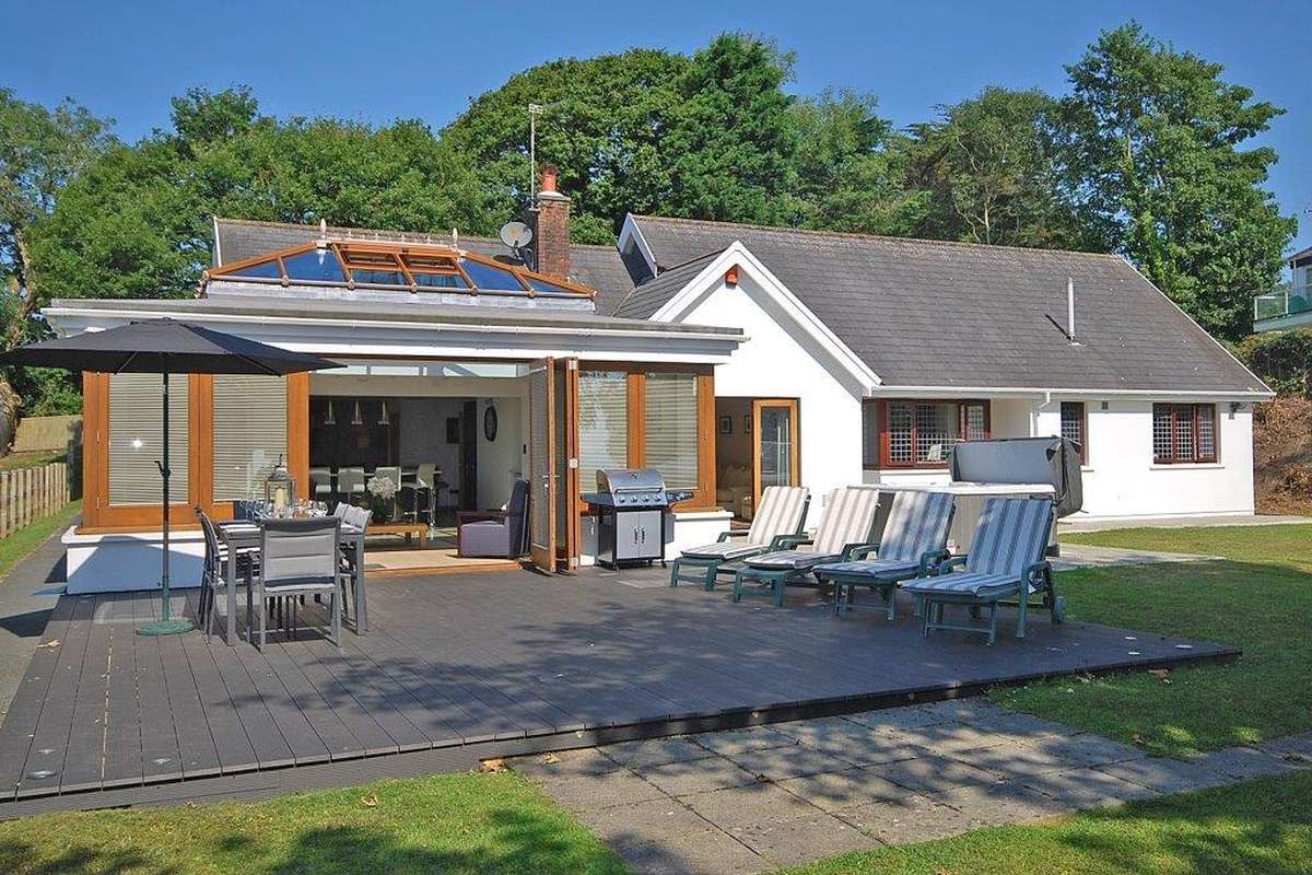 Oaktree Lodge - hot tub, sea views, luxury cottage, Log Burner