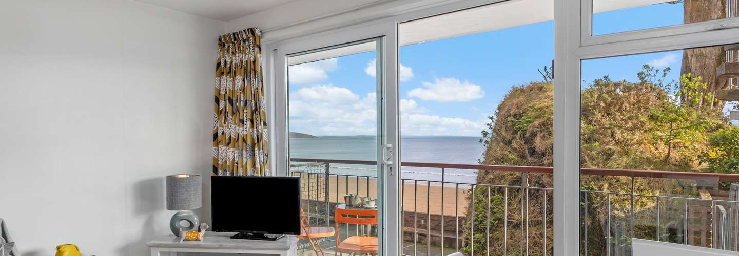 Swn Y Tonnau - Sea Front Apartment, Spectacular Sea Views, Parking, Direct Beach Access