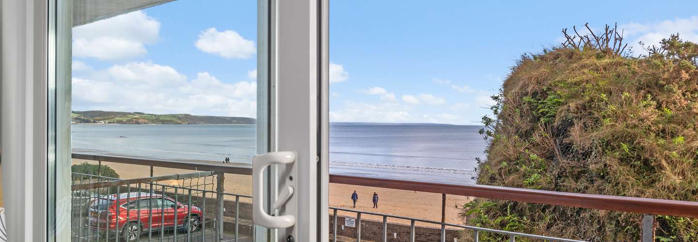 Swn Y Tonnau - Sea Views, Parking, Beach Access - Sea Front Apartment, Spectacular Sea Views, Parking, Direct Beach Access