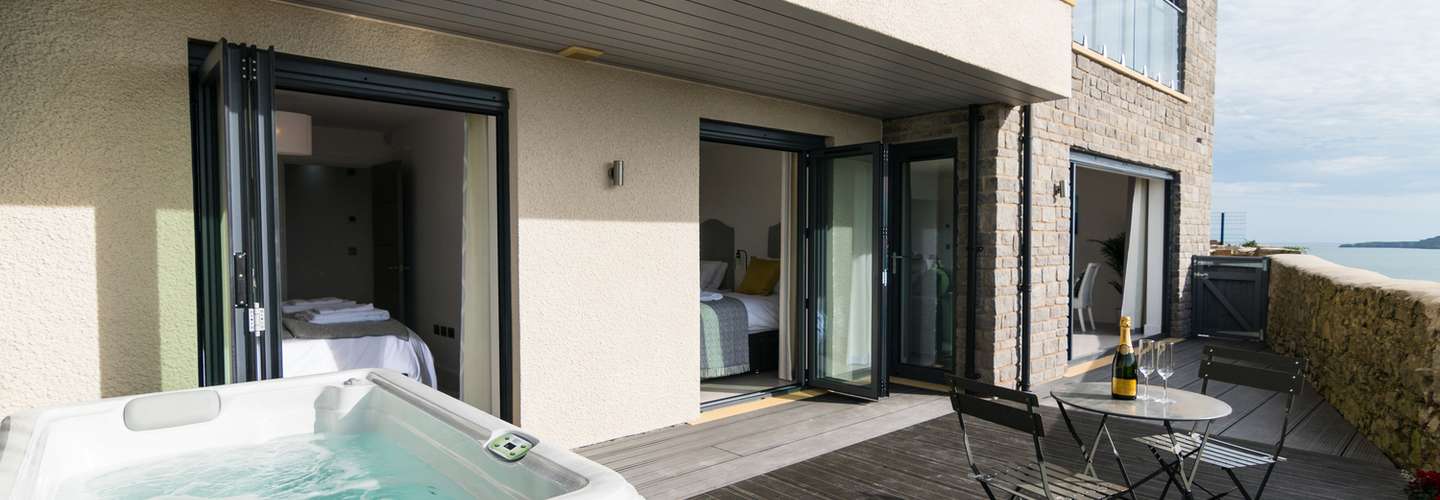 Apartment 3 Waterstone House - Sea Front with Hot Tub