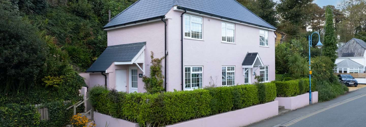 Ruby Cottage - Beachside Cottage with Views