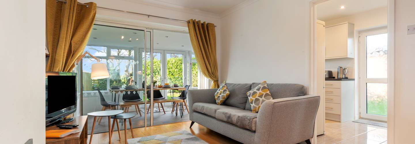 Ty Gwyn - Cottage with Hot Tub, Parking, Dog Friendly