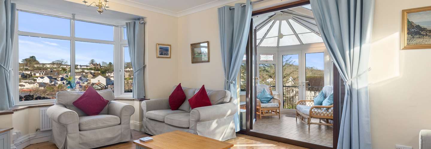 Four Oaks - Sea and Harbour Views - Sea Views, Parking, Enclosed Garden, Dog Friendly