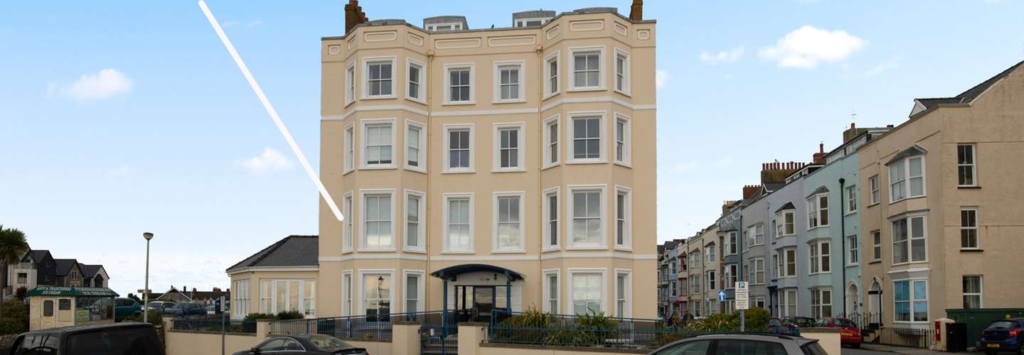 7 South Beach Court - Sea Front Apartment with Spectacular Sea Views