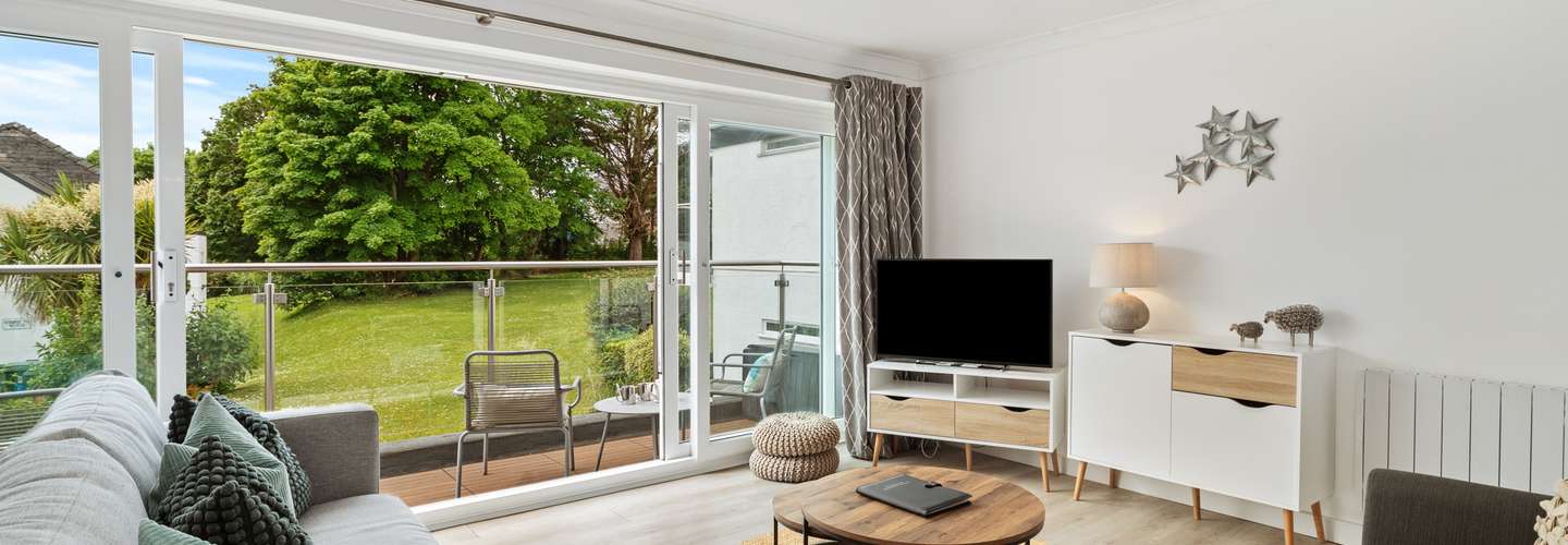 25 Coedrath Park - Sea Views from Balcony, Short Walk to Beach,  Parking