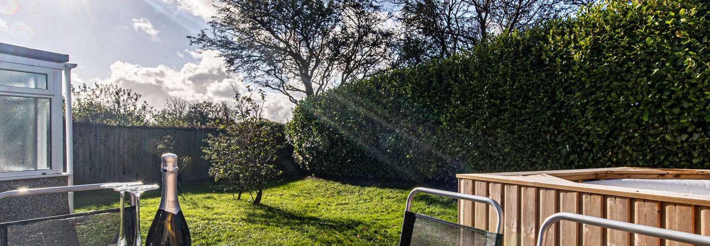 Ty Gwyn - Cottage with Hot Tub, Parking, Dog Friendly