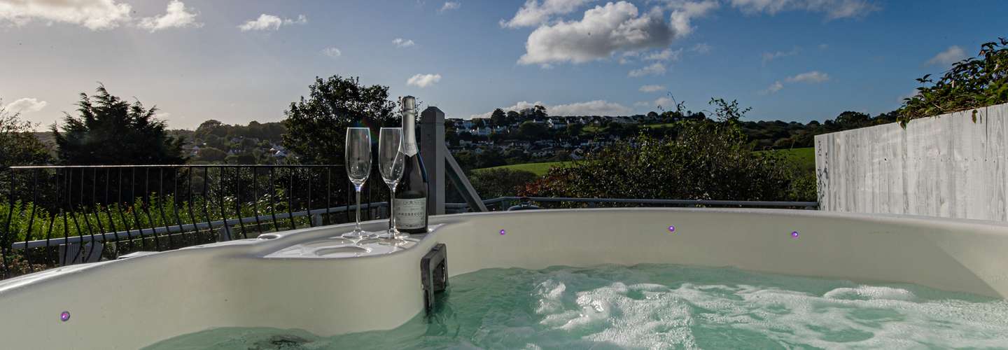 Cartref - Beautiful Cottage, Hot Tub, Countryside Views