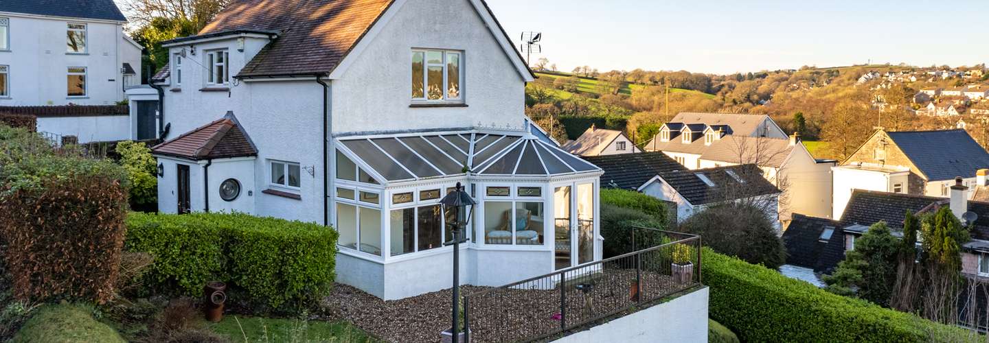 Four Oaks - Sea Views, Parking, Enclosed Garden, Dog Friendly