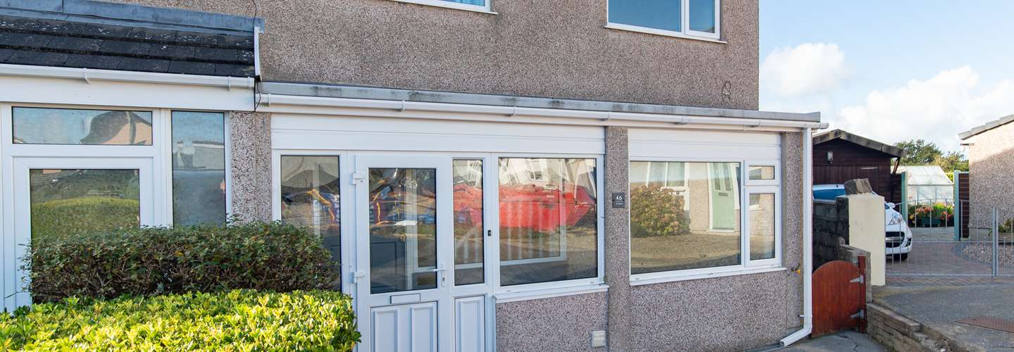 Ty Gwyn - Cottage with Hot Tub, Parking, Dog Friendly