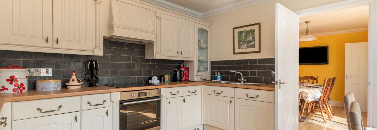 Sunningdale - Beach House, Sea Views, Parking
