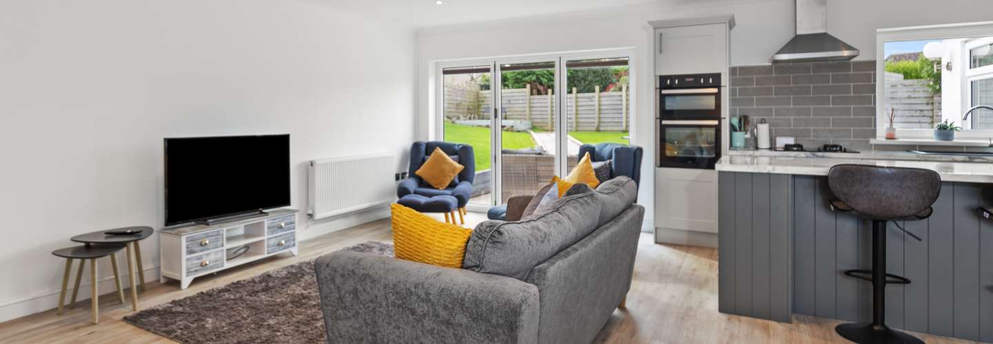 Treetops - Modern Cottage, Close to Beach - Modern Cottage, Close to Beach