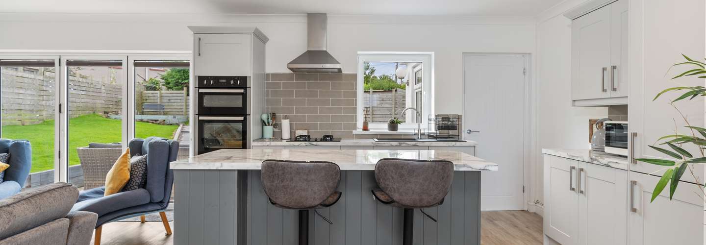 Treetops - Modern Cottage, Close to Beach - Modern Cottage, Close to Beach