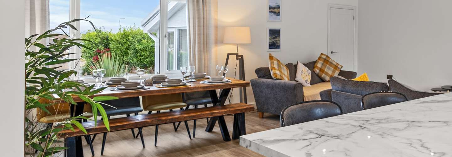 Treetops - Modern Cottage, Close to Beach - Modern Cottage, Close to Beach