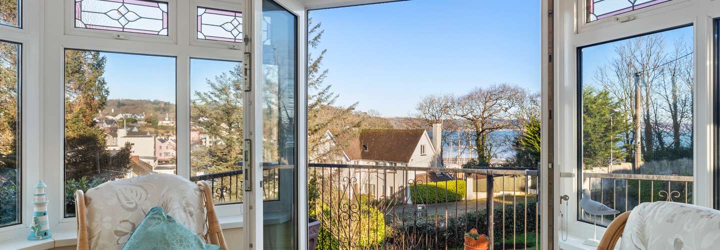 Four Oaks - Sea Views, Parking, Enclosed Garden, Dog Friendly