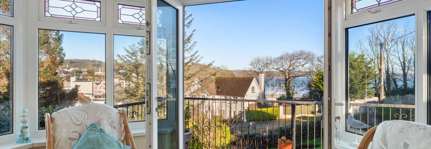 Four Oaks - Sea and Harbour Views - Sea Views, Parking, Enclosed Garden, Dog Friendly