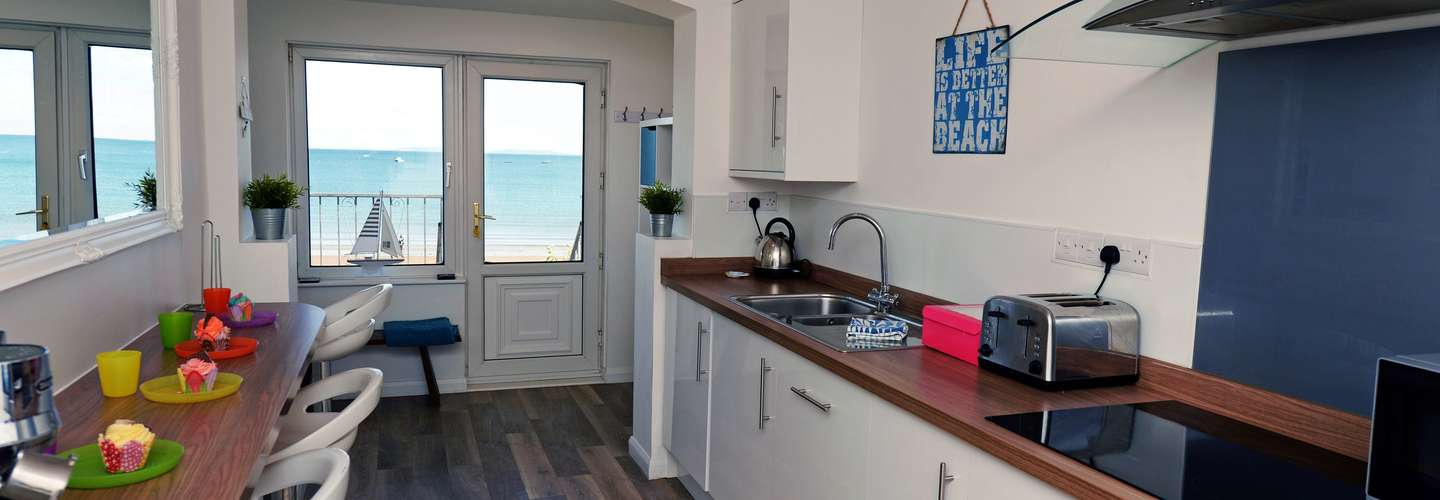 Gone to the Beach - Sea Views, Direct Beach Access