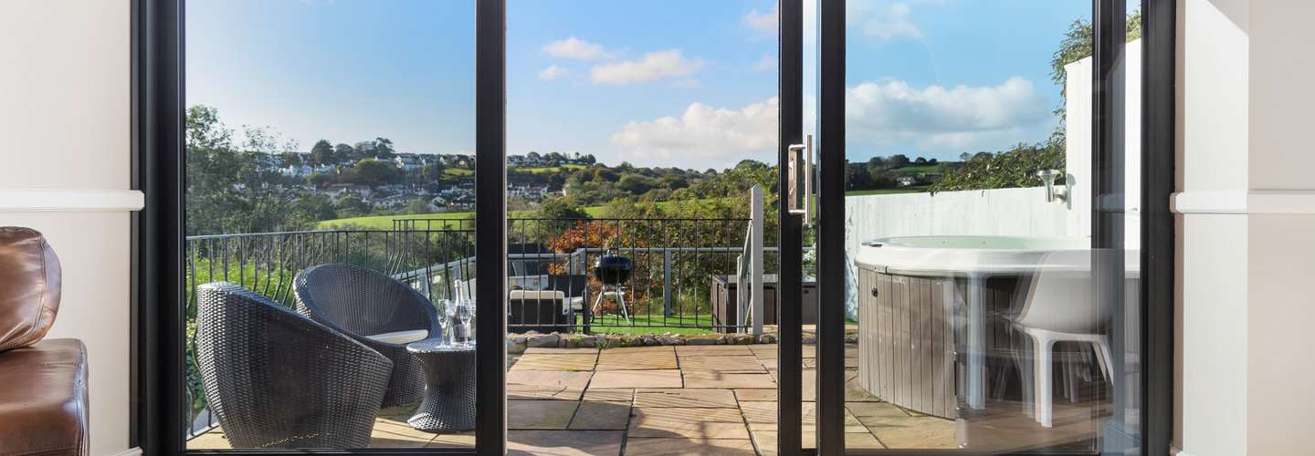 Cartref - Beautiful Cottage, Hot Tub, Countryside Views