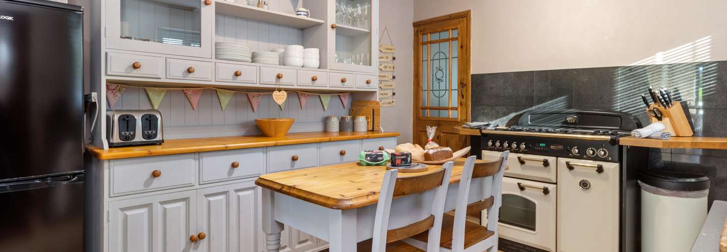Cartref - Beautiful Cottage, Hot Tub, Countryside Views