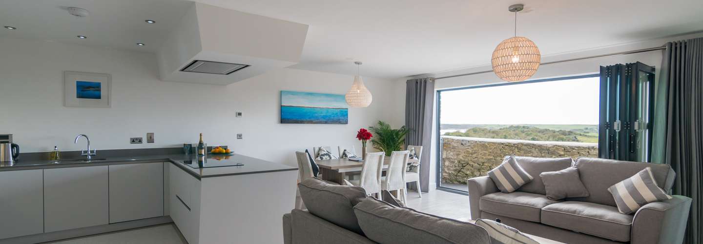 Apartment 3 Waterstone House - Sea Front with Hot Tub