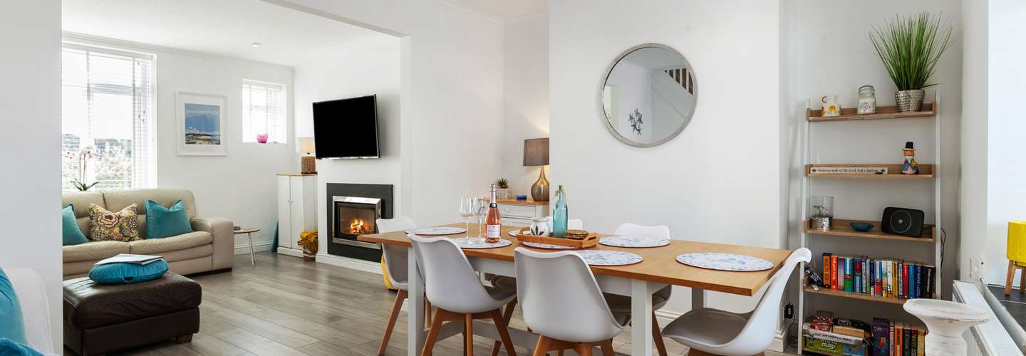 Comfrey Cottage - Lovely Cottage Near the Beach