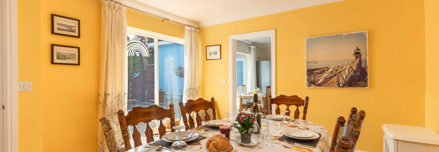 Sunningdale - Beach House, Sea Views, Parking