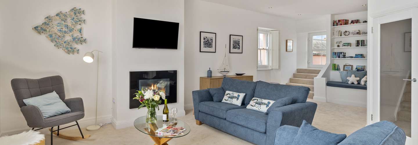8 Paragon Court - Penthouse, Sea Views