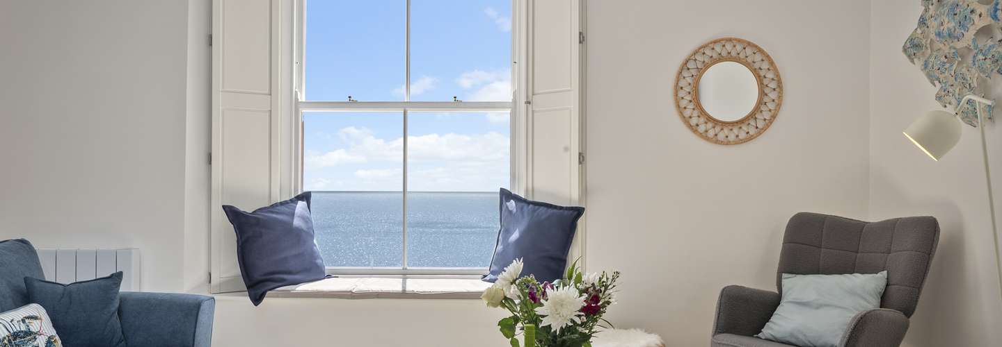 8 Paragon Court - Penthouse, Sea Views