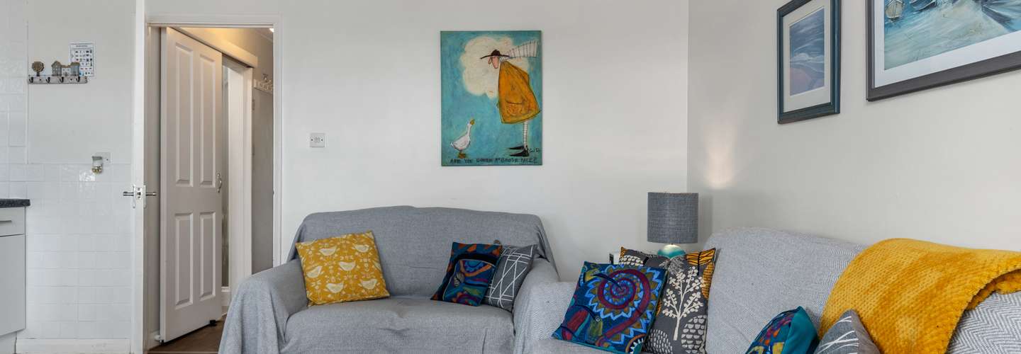 Swn Y Tonnau - Sea Front Apartment, Spectacular Sea Views, Parking, Direct Beach Access