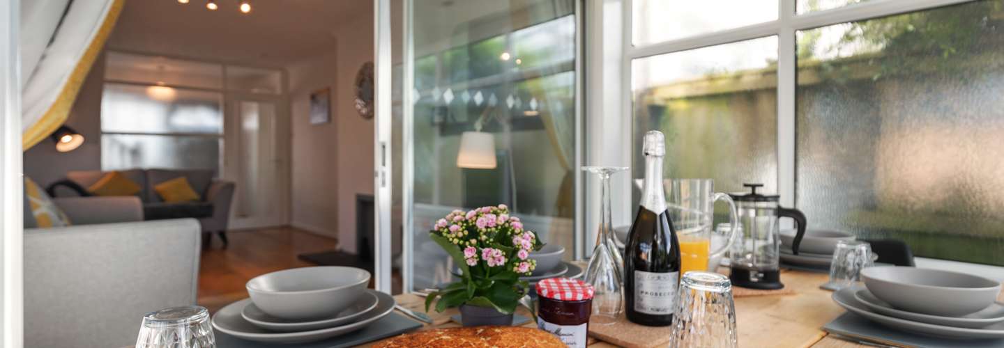 Ty Gwyn - Cottage with Hot Tub, Parking, Dog Friendly