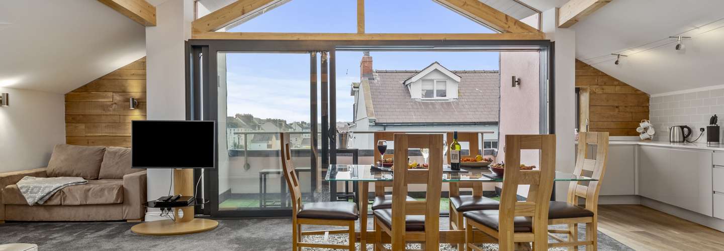 Billycan Penthouse - Tenby town, close to beaches and shops